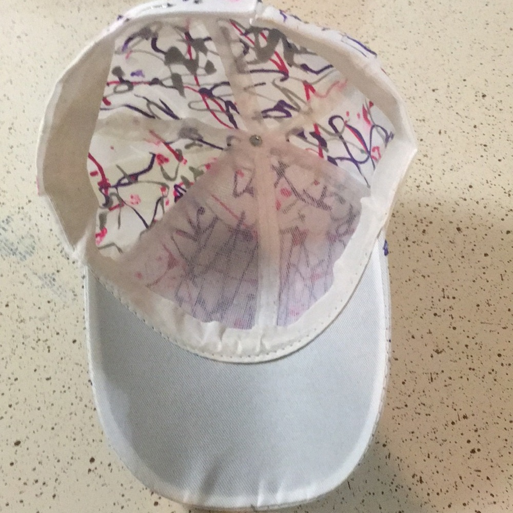 White Hand painted cap. - Picture 4 of 4